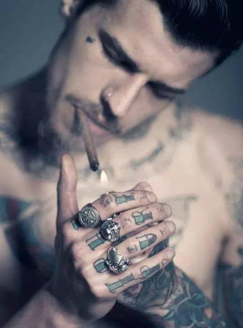 小图纹身男欧美简单图片,简约小图纹身男风采